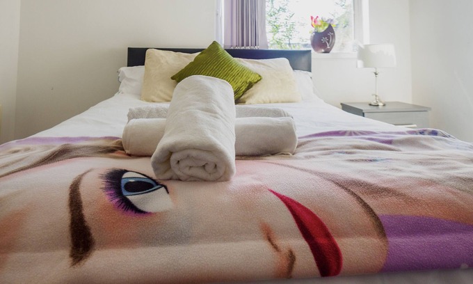 Stoke-on-Trent Apartment | Wood Hus Lodge