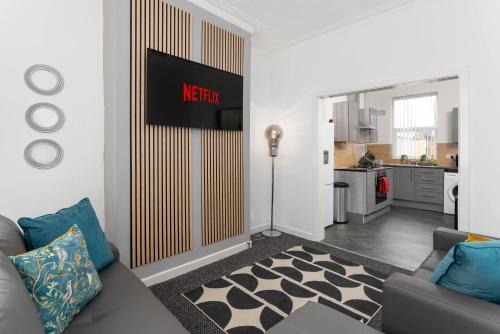 Kirkdale House | Woodbine House - Air Host and Stay - Free parking - Contractor Friendly
