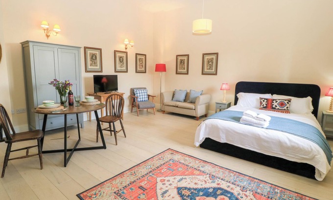 Cheltenham Cottage | WOODCOCK STUDIO, pet friendly, with a garden in Andoversford