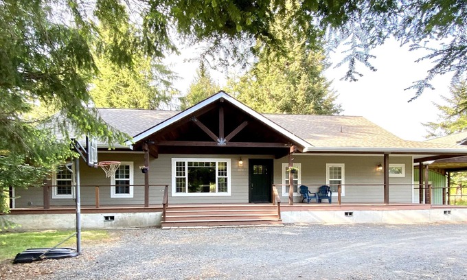 Coos Bay House | Wooded Coastal Retreat (Near Charleston Harbor)