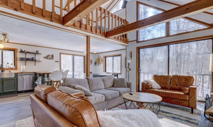 Gouldsboro Cabin | Wooded Retreat in Poconos Mountain Resort w/Firepit and Kayaks!