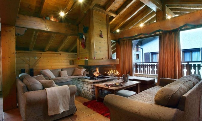 Le Bettaix Ski Chalet | Wooden chalet with jacuzzi 300m from the ski slopes.