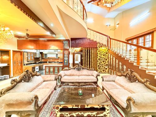 Kammanahalli Villa | Wooden Whispers Traditional Luxe Spacez Villa