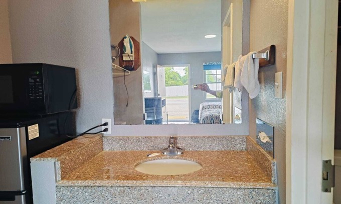 Sweet Home Hotel | Woodfield Inn & Suites Hotel O, Yoakum TX 111