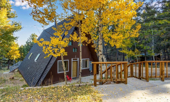 Woodland Park Cabin | Woodland Park Cabin Getaway: Mtn Views, Scenic Charm, Clouds & Hot Tub Retreat