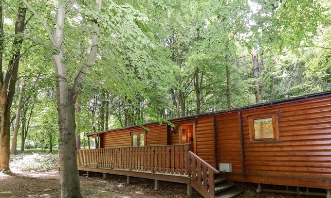 Kenwick Cabin | WOODLAND RETREAT, family friendly, with a garden in Louth
