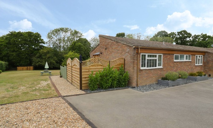 Colchester Cottage | WOODPECKERS, pet friendly, with pool in Alresford, Colchester