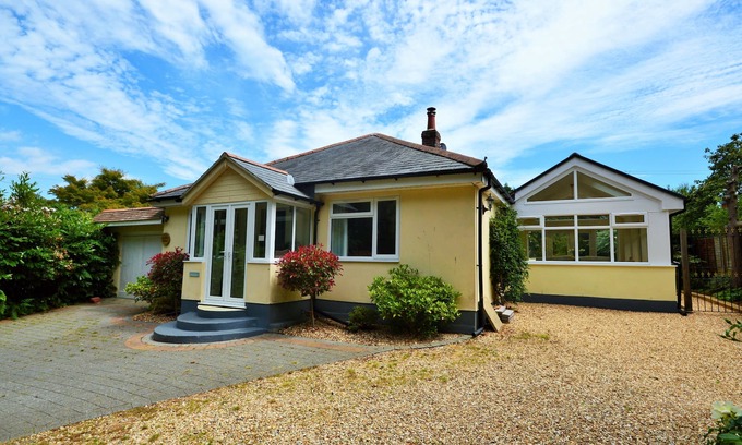 Godshill Cottage | Woodside Cottage - a house that sleeps 6 guests in 3 bedrooms