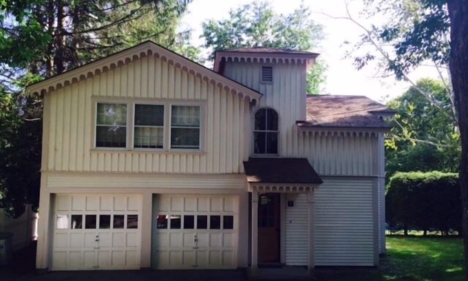 Woodstock Cottage | Woodstock Village Carriage House