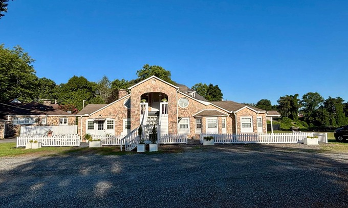 Dahlonega Villa | Woodward Villa D - Steps to Downtown Dahlonega