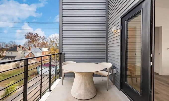 Downtown Columbus Apartment | Work Of Art -3 Bedroom Elegant Townhome-columbus