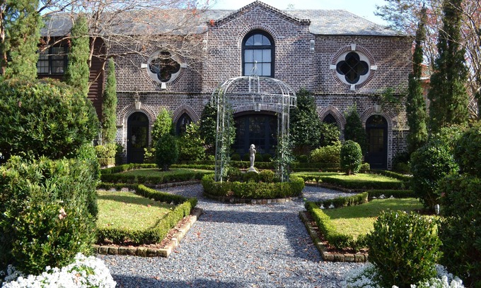 Harleston Village House | Wortham House 3BR/3&1/2b Gothic Carriage House Set in Garden