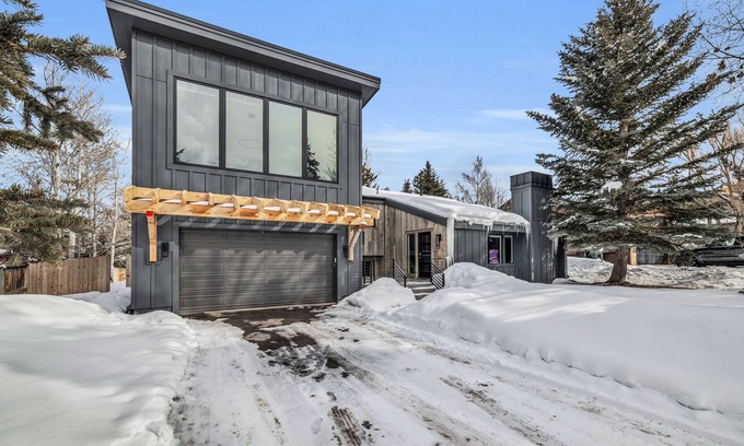 South Snyderville Basin House | Wow factor, mountain views, private hot tub, fireplace, fire pit & walk to lifts