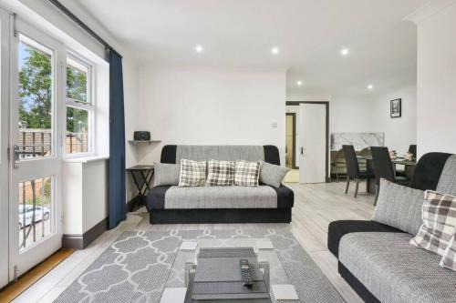 Knaphill Apartment | Wow!penthouse Discount On Monthly Stays Book Now!