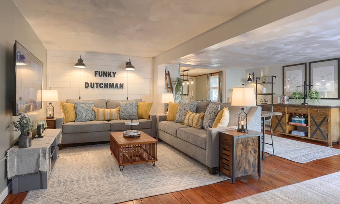 Annville House | Wowza! Hot Tub, Theater Room + Stock Tank Pool 15 Minutes To Hershey Attractions