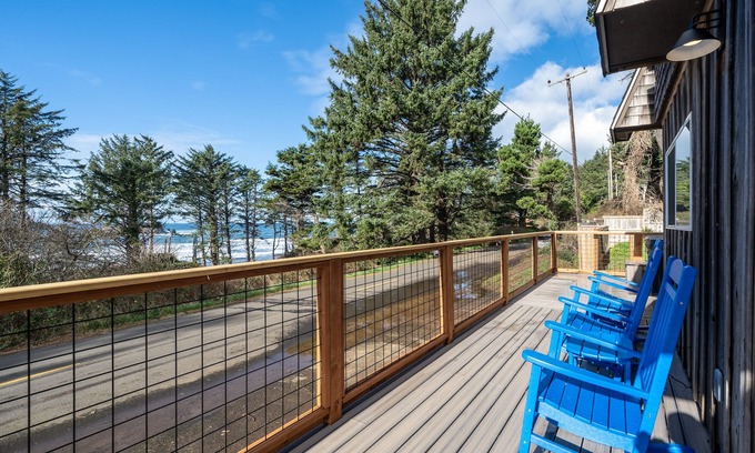 Otter Rock House | Wrap around sunset deck & hot tub! Steps from surf & tidepools too.