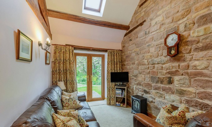 Leek Cottage | WREN COTTAGE, family friendly, with a garden in Rudyard Lake