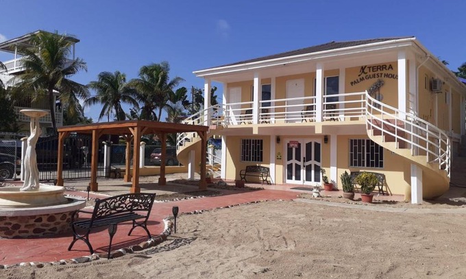 Hopkins House | Xterra Palm Guest House