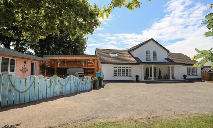 Llanfaelog Cottage | Y GOEDWIG, pet friendly, country holiday cottage in Llanfaelog