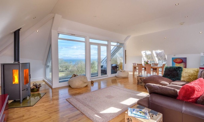 Bwlchtocyn House | Y Ty Pren - Three Bedroom House, Sleeps 6