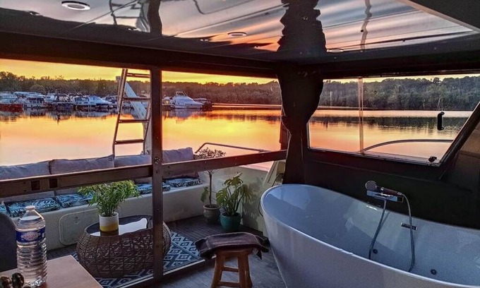 Sandrancourt Boat Rental | Yacht avec Jacuzzi pour amoureux: L'Odysea