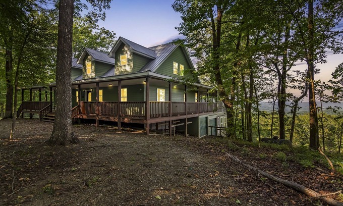 Ranger Cabin | Year Round Mtn View + EV Charger + Hot Tub + Firepit