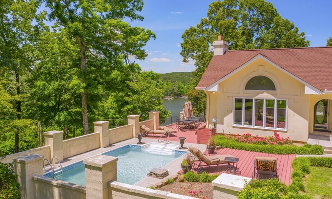Cullman House | Yellowhammer Hill: 5 BR, 3.5 BA in Cullman, Sleeps 17