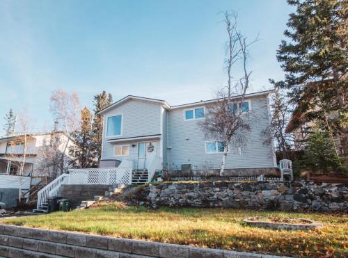 Yellowknife Apartment | Yellowknife Downtown Toboggan Hill Retreat