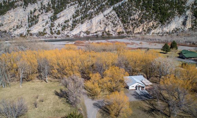 Livingston Cabin | Yellowstone Cabin on 4 acres: Sleeps 8, river access & Pets ok!