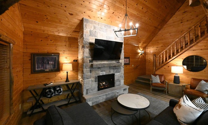 Island Park Cabin | Yellowstone Cabin Retreat –Sleeps 10, Near Yellowstone, ATV & Snowmobile Trails