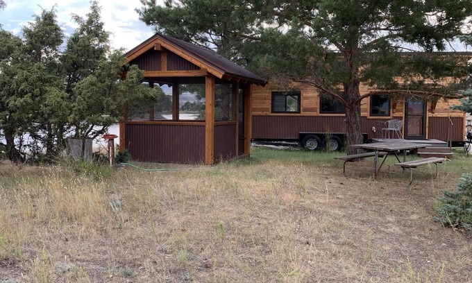 Emigrant House | Yellowstone Riverside Tiny Home - Paradise Gateway Award winner