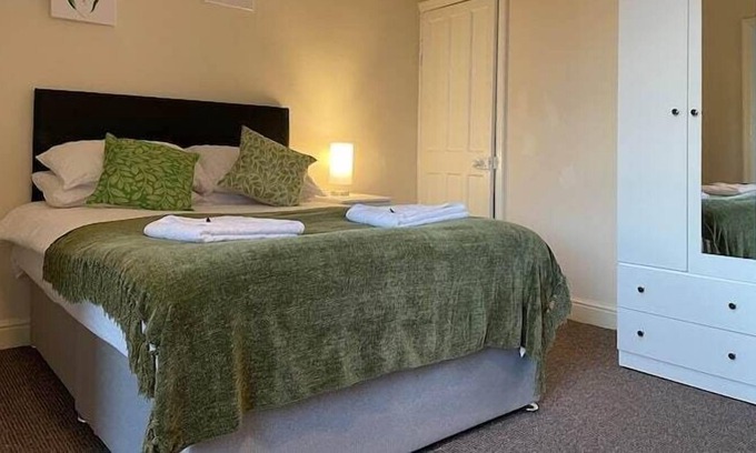 Doncaster Other | Yew Tree House - 3 bed home sleeping 7, on street parking - perfect for families and contractors