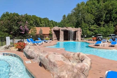 White Oak Lodge House | Yolo w Hot Tub Fireplace Community Amenities