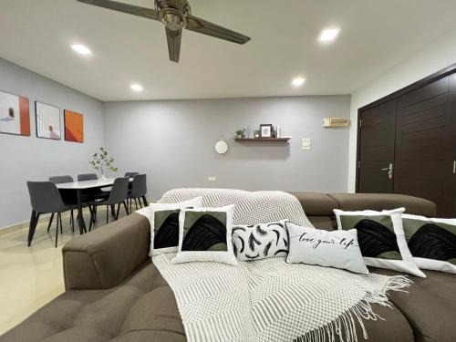 Air Puteh House | YOLO4 4BR 10PAX CentralTown Netflix