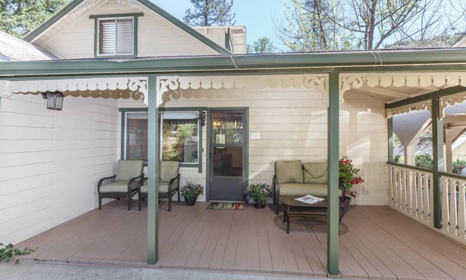 Mariposa Cabin | Yosemite vacation rental 30 minutes from Yosemite Valley's main gate.