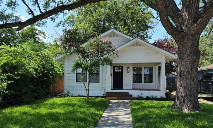 Northwest Los Angeles Heights House | You will be close to everything when you stay at this Newly Renovated house!