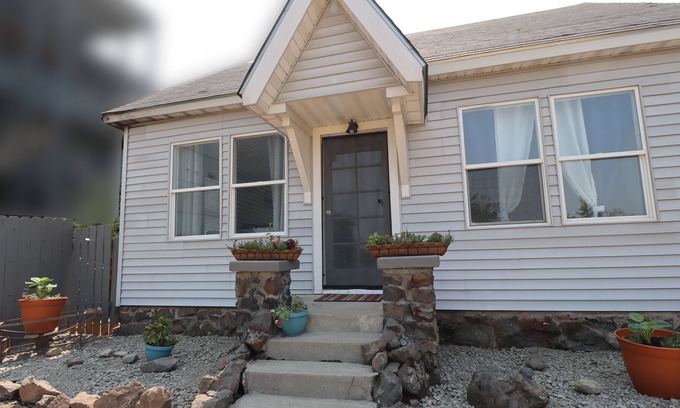 South Perry District House | You will enjoy this updated 1907 Cottage— it is a hidden gem