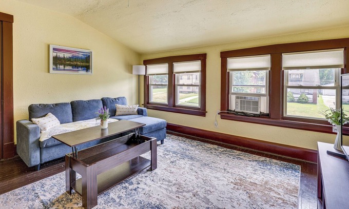 Youngstown Apartment | Youngstown Apartment: 2 Mi to Lake Newport!