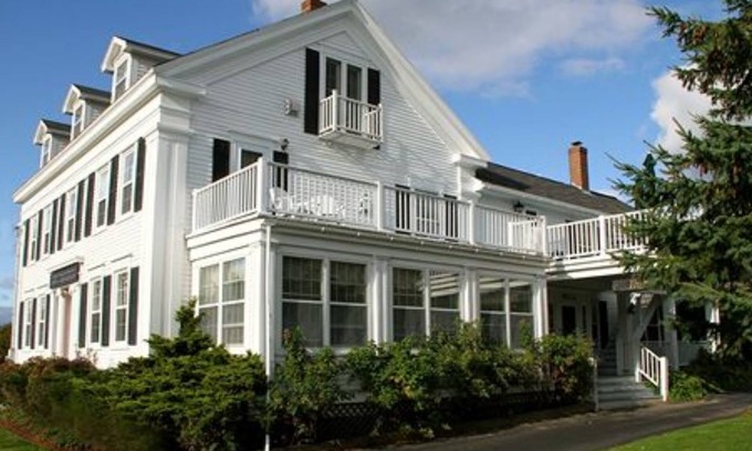 Camden Hotel | Youngtown Inn & Restaurant