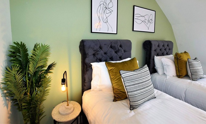 Clifton Apartment | Your Apartment Fredrick Place - No 6