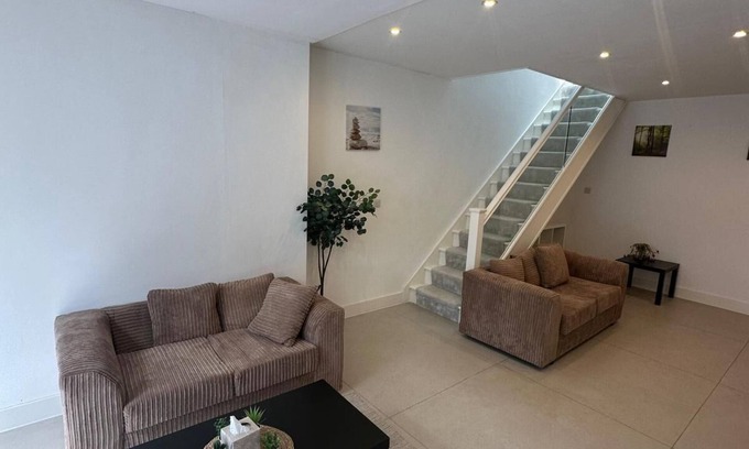 Walpole House | Your Home Away from Home in the Heart of Ealing