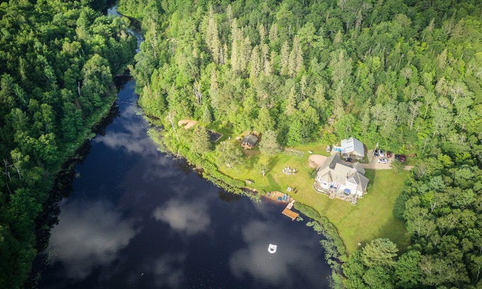 Dorset House | Your Own Private Lake, Pet Friendly, Luxury Family Retreat, up to 10 guests.