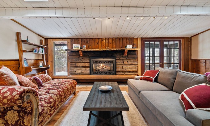 Hangen Ranch And M and B House | Your peaceful mountain home with private hot tub