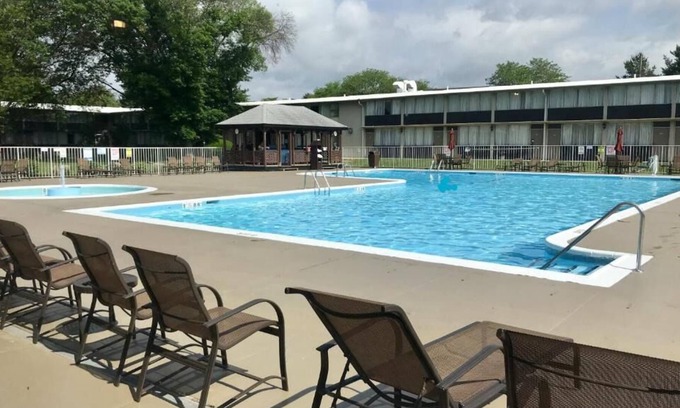 Bethlehem House | Your Relaxing Getaway Awaits! Outdoor Pool, Free Breakfast, Pets Allowed!