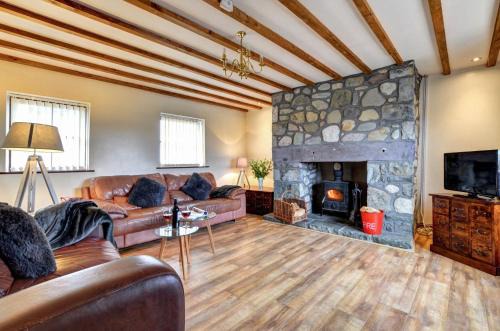 Brynrefail House | Yr Efail
