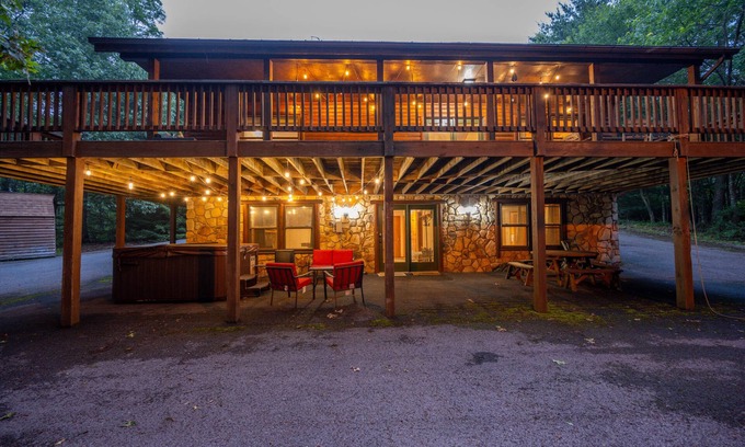McHenry House | Zen Den | Serene Views, Outdoor Living, Hot Tub + Pool Table!