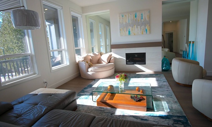 Burke Mountain House | Zen Retreat in the Hills | Nature & City Escape + City Access,nn🔌 EV-Friendly