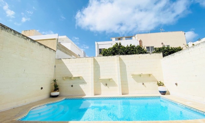 St. Andrew's Villa | Zen villa with pool close to the sea