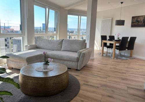 Friedrichstadt Apartment | Zentrales, modernes Apartment mit Balkon, Küche & Garage