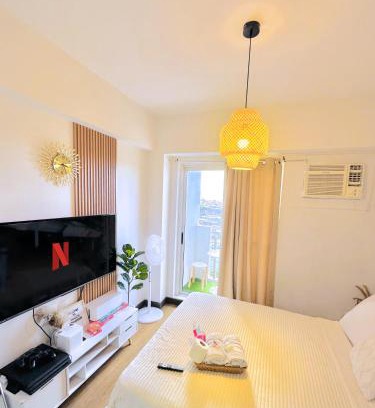 Quezon City Apartment | Zinnia Towers 1BR Condo with PS4 Karaoke Netflix & Swimming Pool